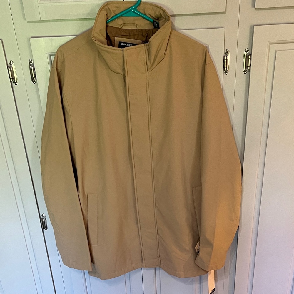 NWT Dockers Men's Beige rain jacket/coat, medium